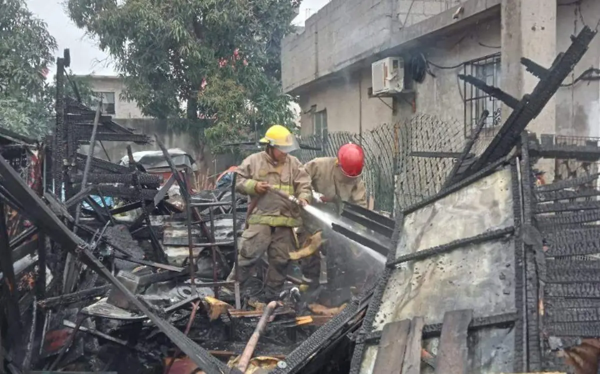 Incendio de casa en La Borreguera, Tampico Bomberos de Tampico (2)